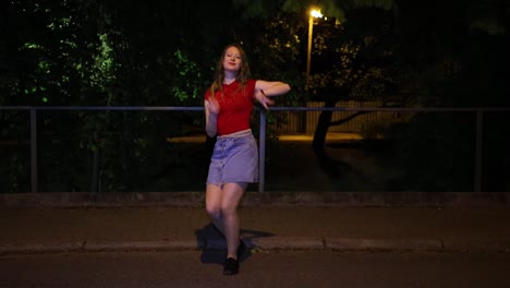 Chica-Baila-Enérgicamente-En-La-Noche