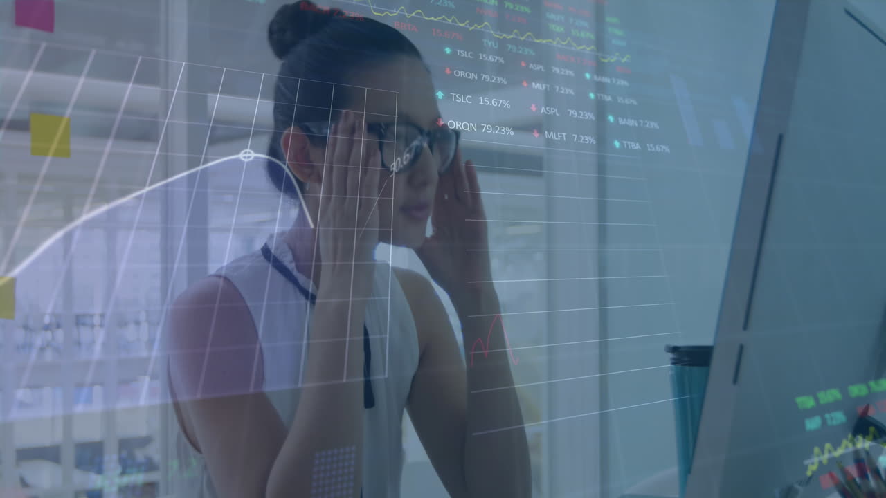 animación de estadística, procesamiento de datos del mercado de valores contra una mujer asiática estresada en la oficina