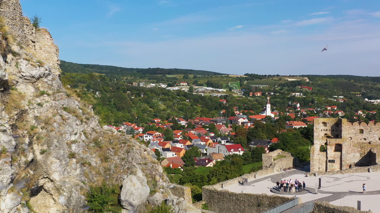 Droneopptak som flyr forbi Hrad Devín slottet i Slovakia