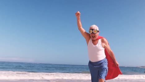 hombre anciano corriendo con los brazos en el aire vestido como superhéroes