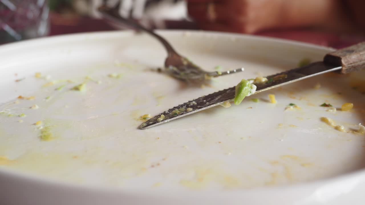 plato vacío con utensilios