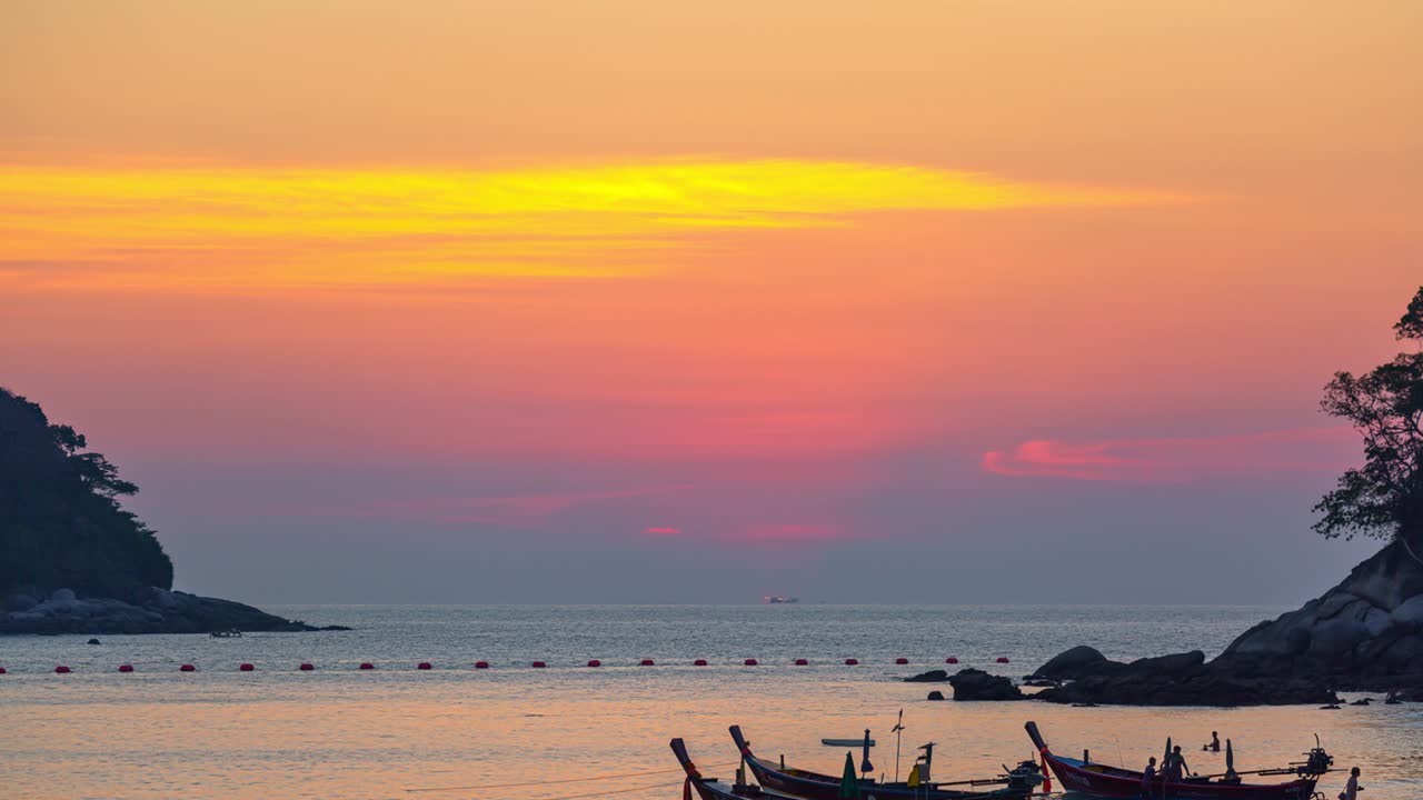 크리스탈 볼에 있는 바다 채널 사이의 타임 스 해가 지는 모습