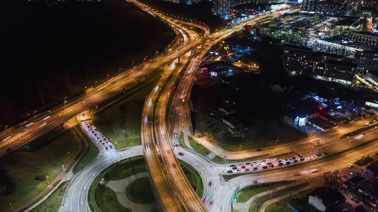 drone aerial time lapse atasco de tráfico de automóviles carretera de intercambio de círculo redondo por la noche, vista superior intersección de carretera intersección por la noche. coches timelapse conduciendo intersección ocupada cruce de carretera movimiento rápido