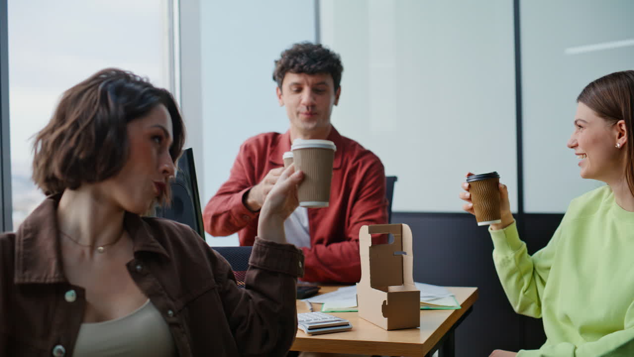 Kaffepause for kolleger på arbejdspladsen tæt på. Holdkammerater klirrer med kopperne