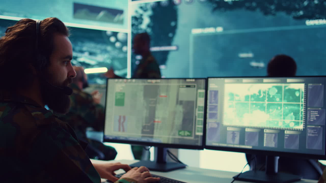 comandante comunicándose con las fuerzas aliadas y transmitiendo datos