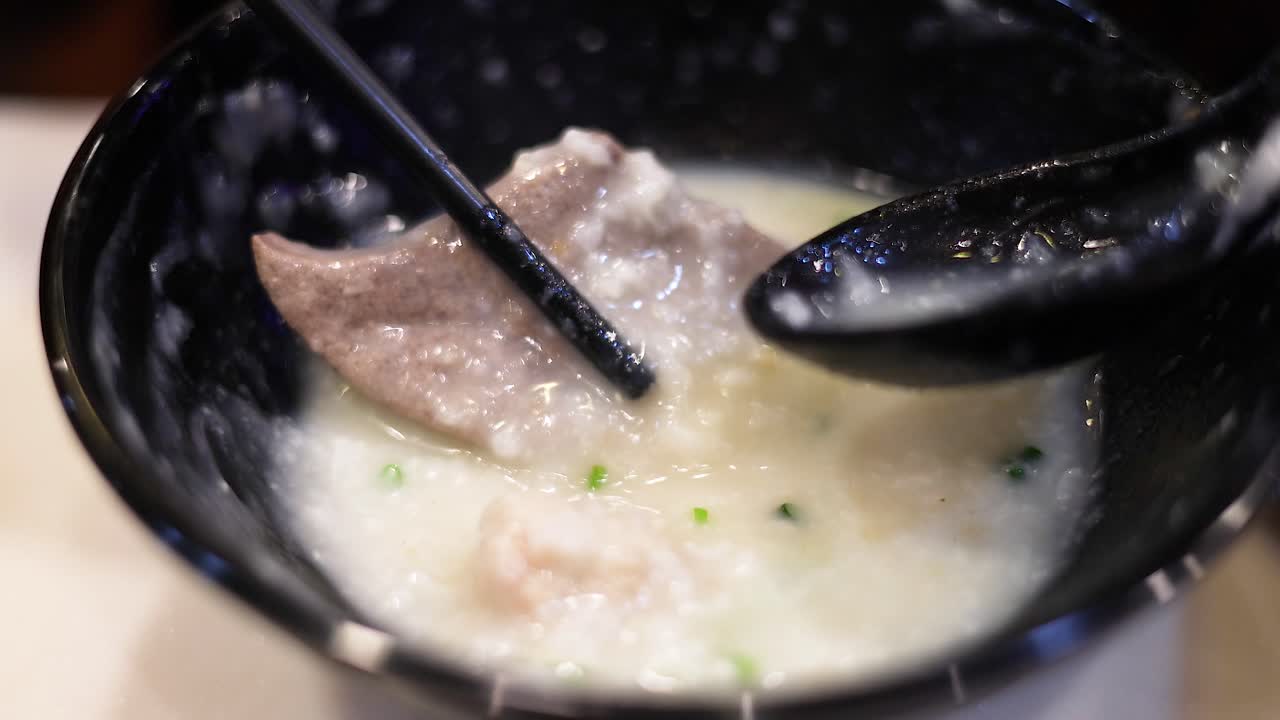 전통적인 홍콩 요리를 맛보는 것