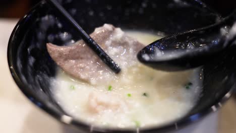 saboreando un plato tradicional de hong kong