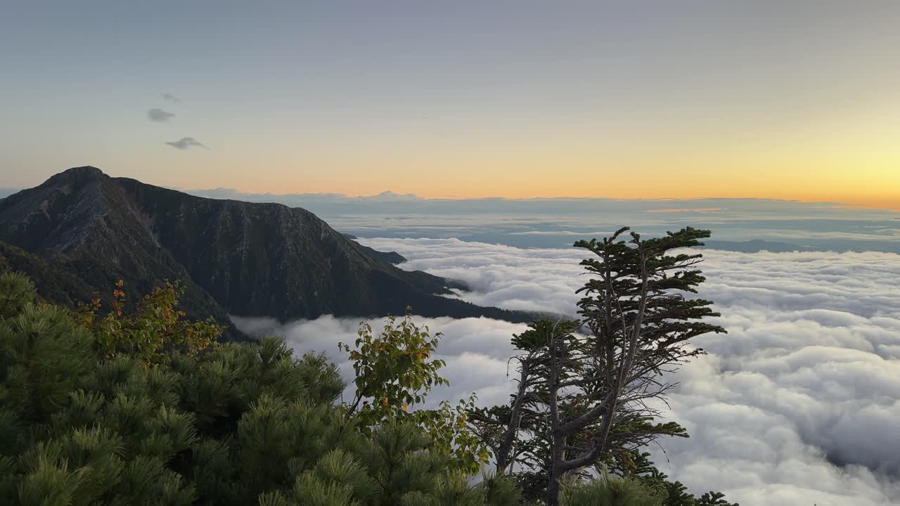 Experience a stunning sunrise over the Northern Japanese Alps from Panorama Ginza trail in Nagano. The autumn scenery, captured in a wide angle, showcases nature's tranquil beauty