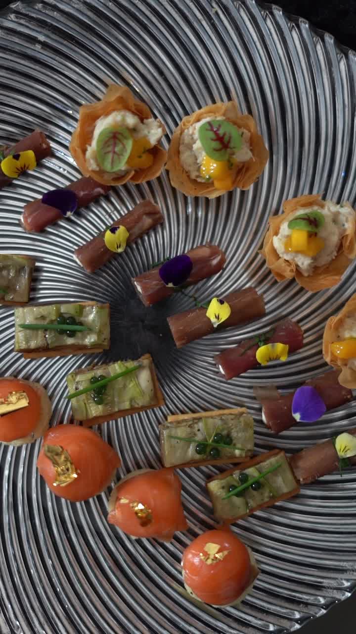 Eksklusiv forret med sprøde filodejsskåle, cremet ost, mango og tunskiver, nærbillede.