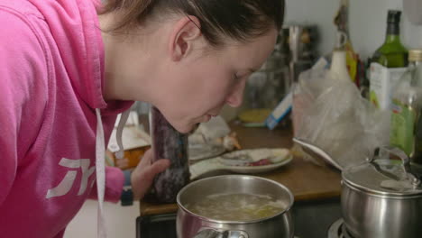 Mamá-Soplando-En-Un-Tazón-En-La-Estufa