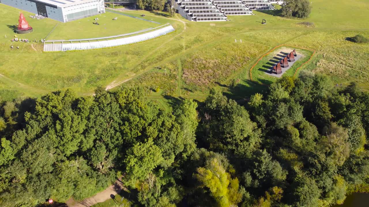 esculturas de metal y edificios cerca del lago en norwich, inglaterra