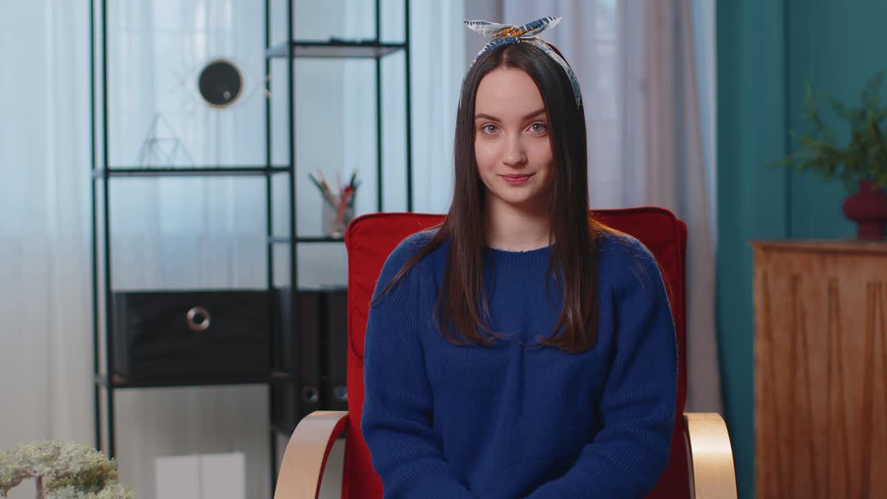 joven presiona el dedo índice a los labios hace silencio gesto señal no dice secreto en casa