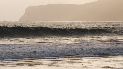 Las-Olas-Rompen-En-Cámara-Lenta-En-Coronado,-California,-Playa-Al-Atardecer,-Plano-Medio