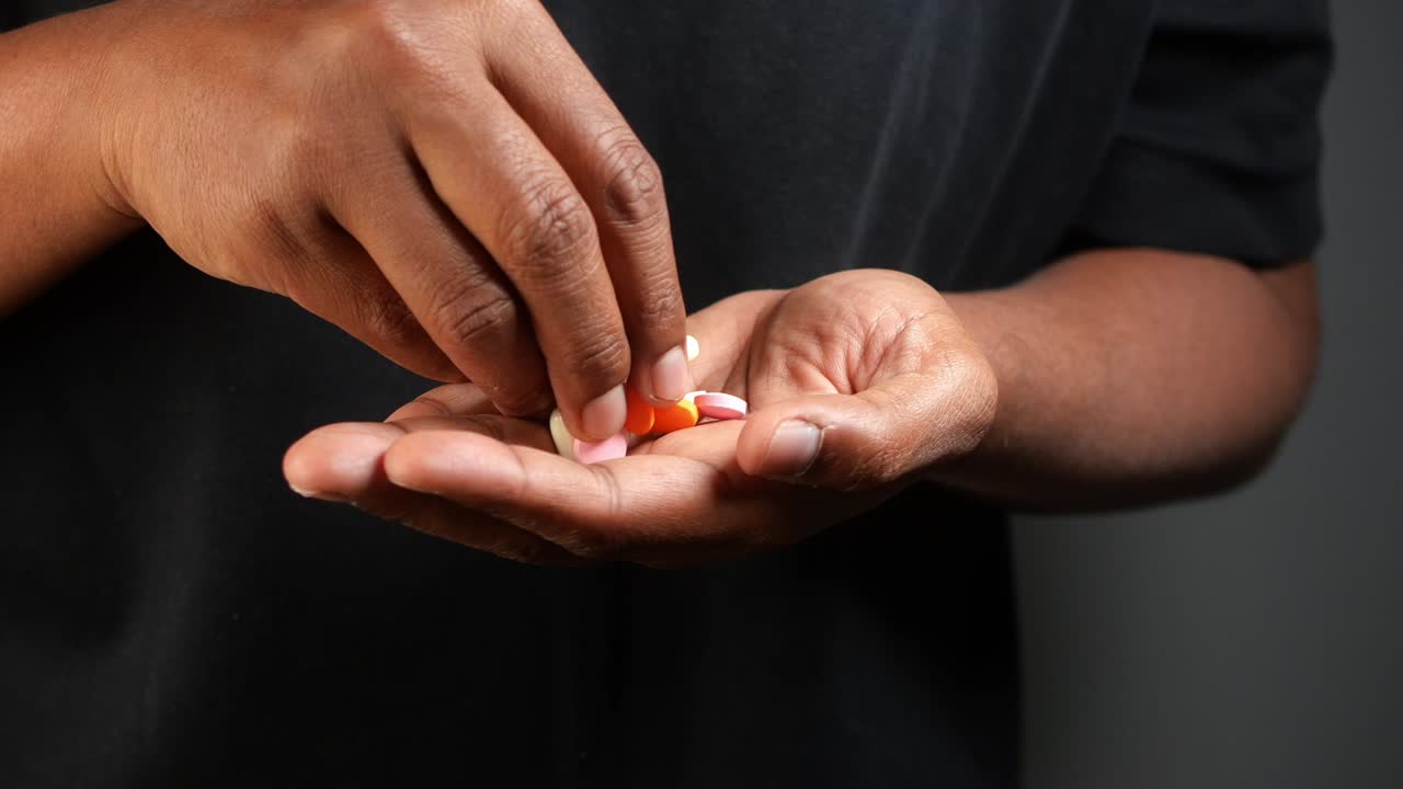 persona que toma pastillas