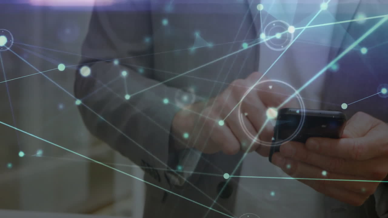usando teléfono inteligente, hombre de negocios con conexiones de red animación sobre el fondo de la oficina