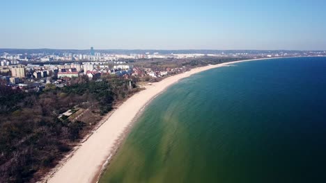 Antena-De-La-Bahía-De-Gdansk,-Panorama-Aéreo-De-La-Ciudad-Desde-El-Lado-Del-Mar