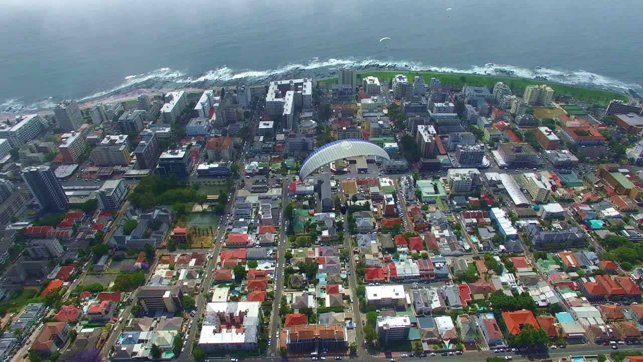 도시를 가로질러 흐름을 타고