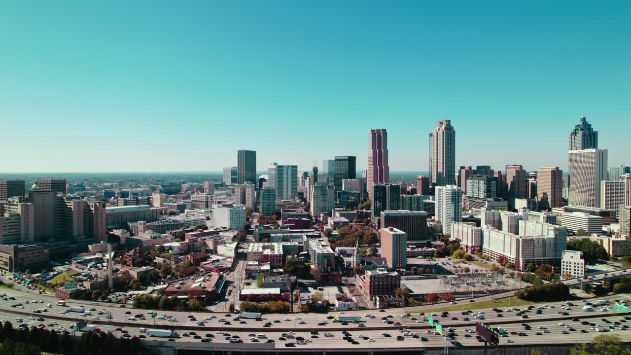 Ripresa con drone di un'autostrada trafficata nella famosa città di Atlanta, Georgia