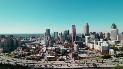 Toma-De-Drone-De-Una-Autopista-Muy-Transitada-En-La-Famosa-Ciudad-De-Atlanta,-Georgia.