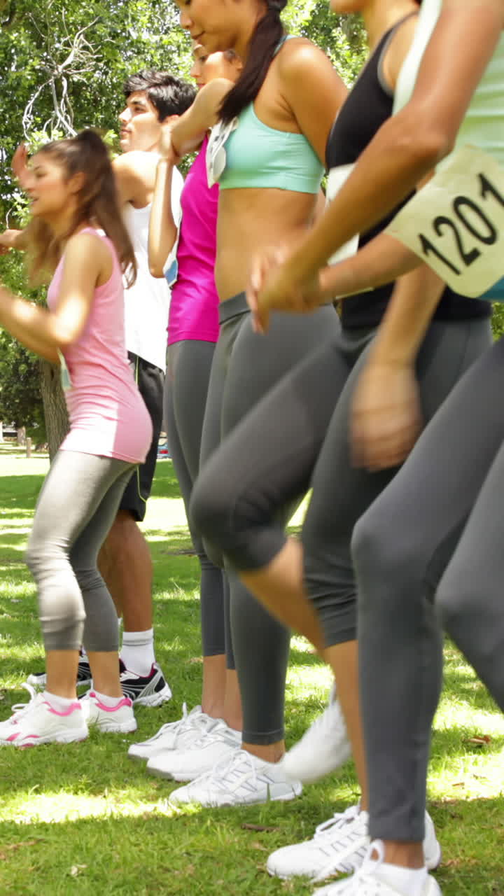 entrenador hablando con corredores a punto de correr