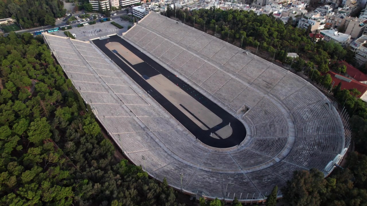 Veduta aerea dall'alto di Kallimarmaro con gli Anelli Olimpici e lo skyline di Atene, 4K