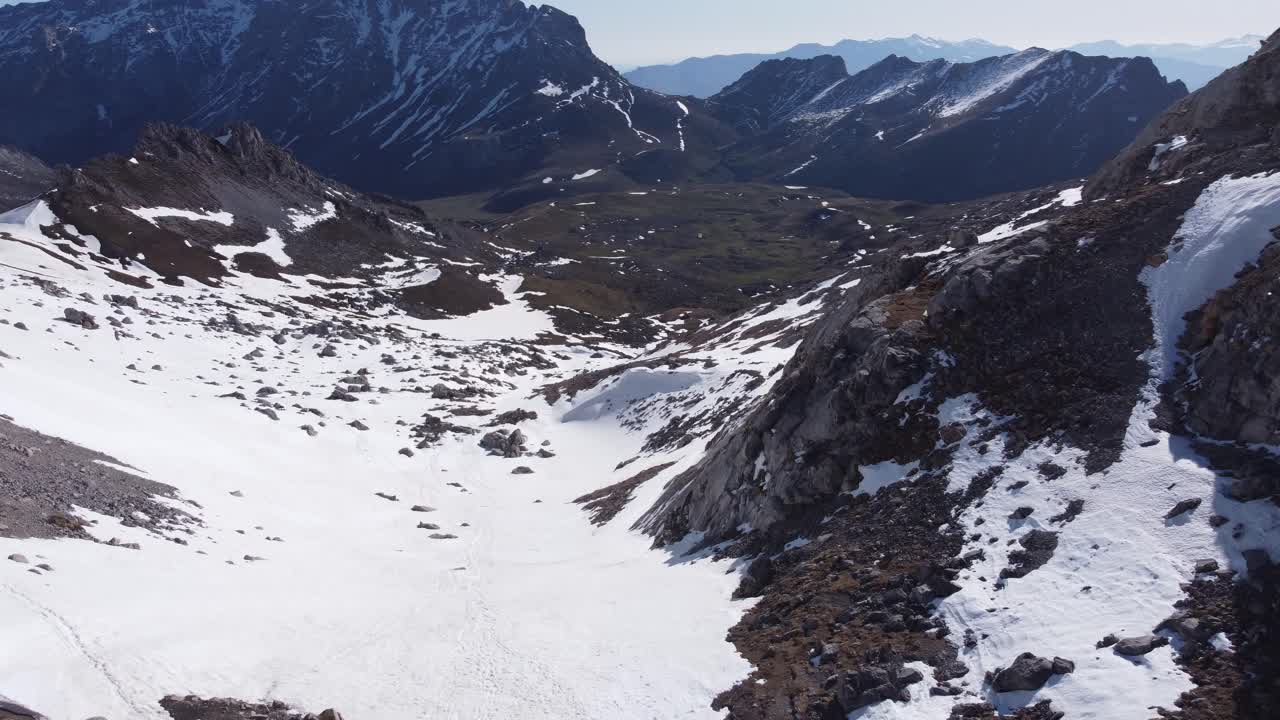 viajeros anónimos caminando por las montañas de picos de europa cubiertas de nieve.