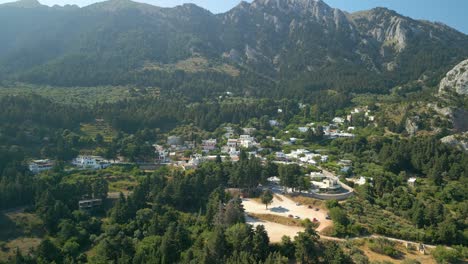 Vista-Panorámica-De-Una-Ciudad-Remota-Con-Densos-Bosques-Y-Montañas-En-La-Isla-Griega-De-Kos,-Grecia