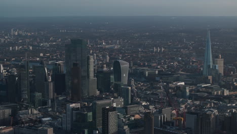 Toma-Aérea-Lenta-De-Los-Rascacielos-De-La-Ciudad-De-Londres-Y-El-Fragmento