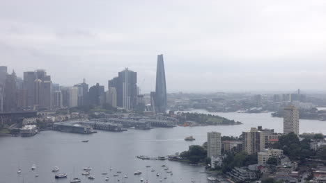 Ruhiger-Bewölkter-Tag-Im-Hafen-Von-Sydney,-Weite-Aussicht