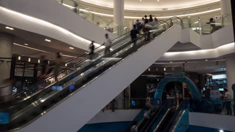 Timelapse-De-Personas-En-Escaleras-Mecánicas-En-El-Centro-Comercial