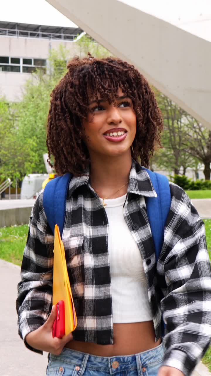 Jeune femme sur le campus universitaire