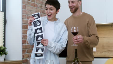 couple announcing pregnancy