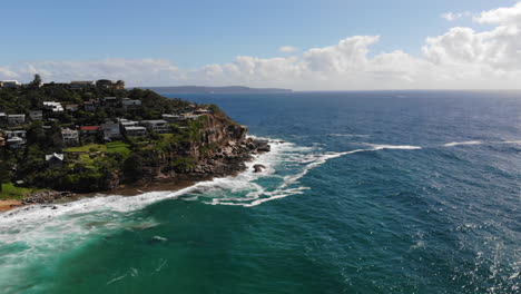 Hermoso-Océano-Y-Costa-Rocosa,-Casas-En-La-Cima-Del-Acantilado-En-Avalon-Beach-Australia