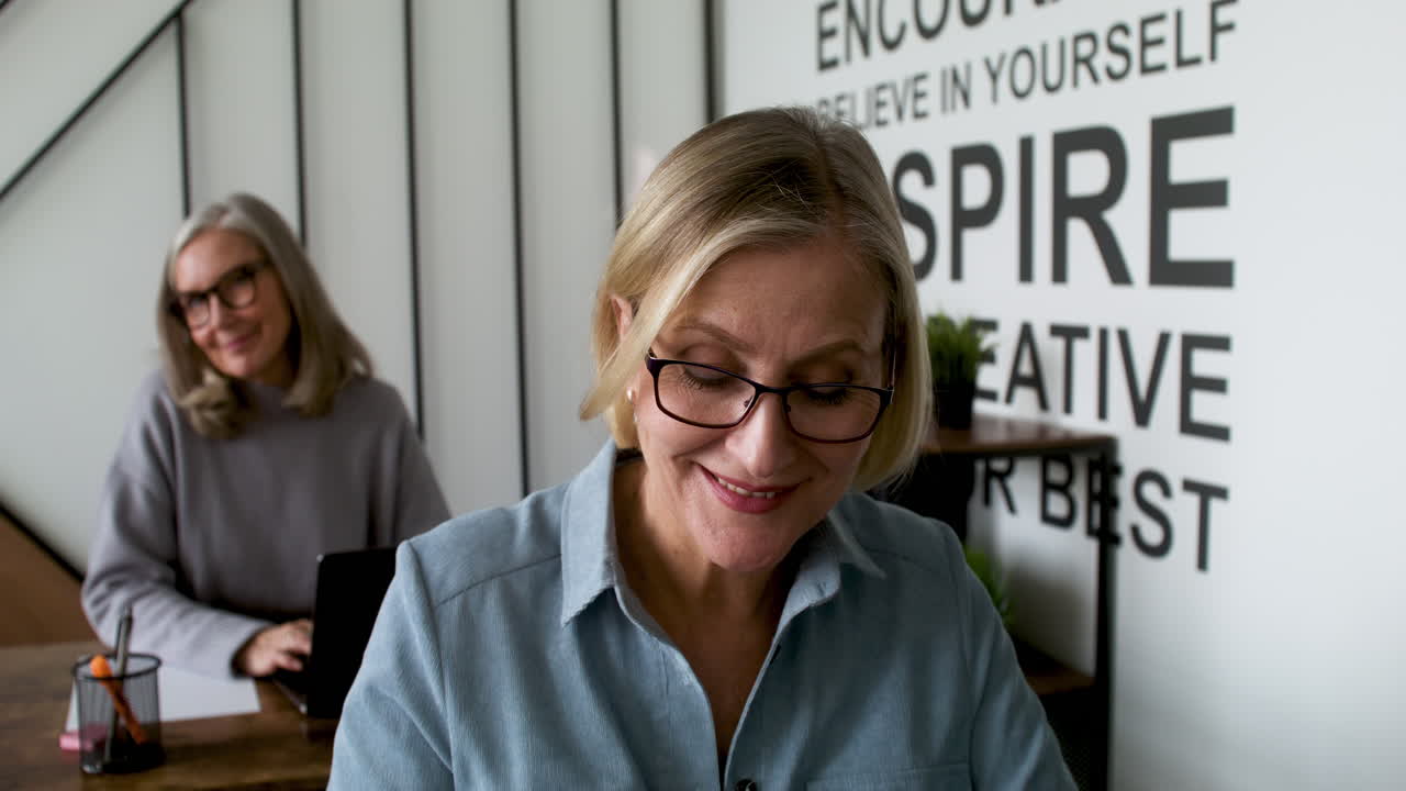 교실 에 있는 성인 학생