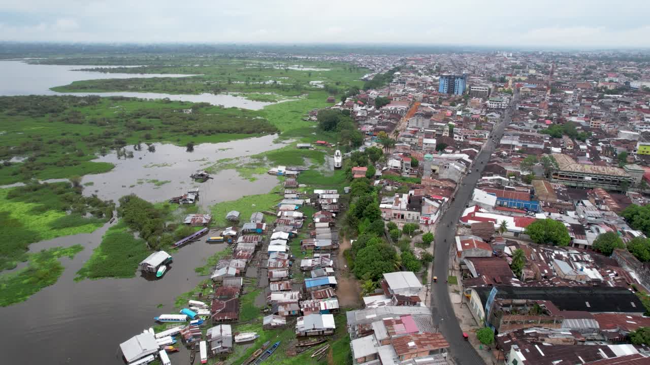 vista aérea de iquitos, perú, también conocida como la capital de la amazonía peruana