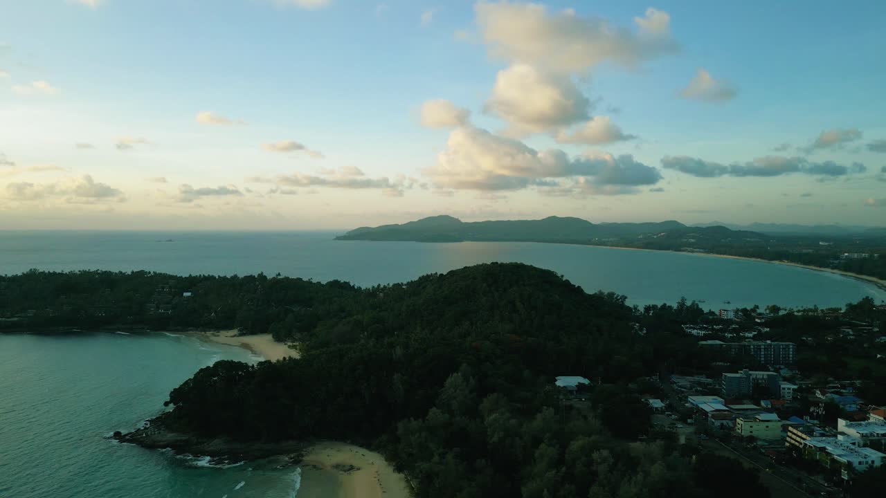 태국 푸켓의 아름다운 수린 해변 위를 날아다니는 드론의 4k 영화 자연 항공 영상
