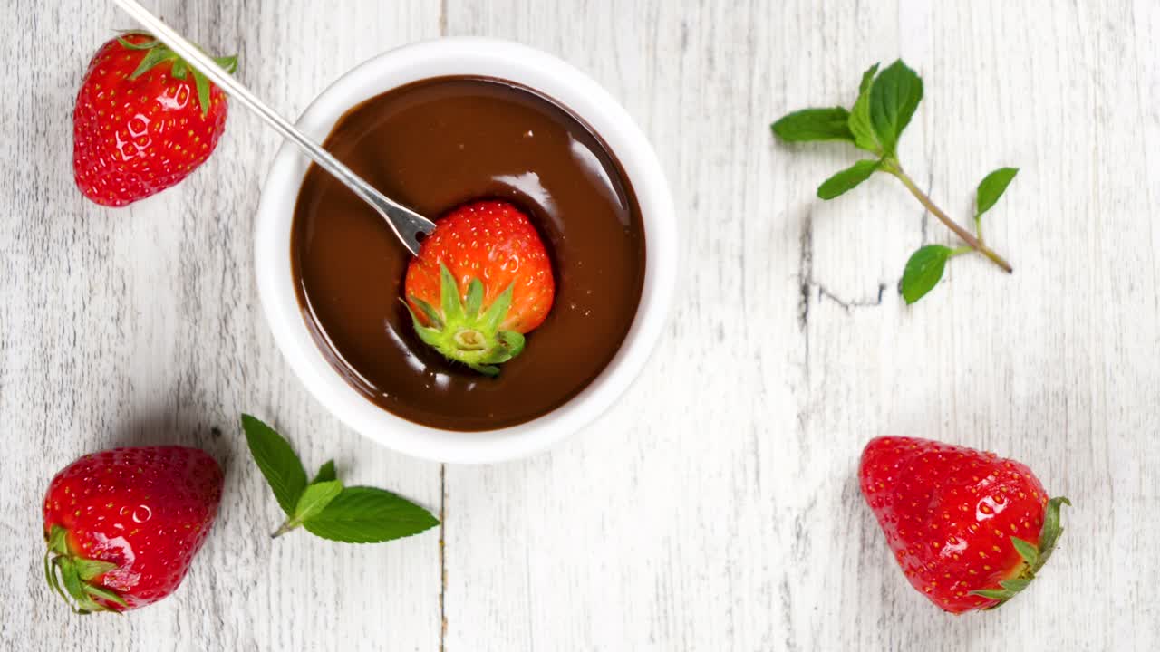 초콜릿 소스와 딸기- 초콜릿 폰듀