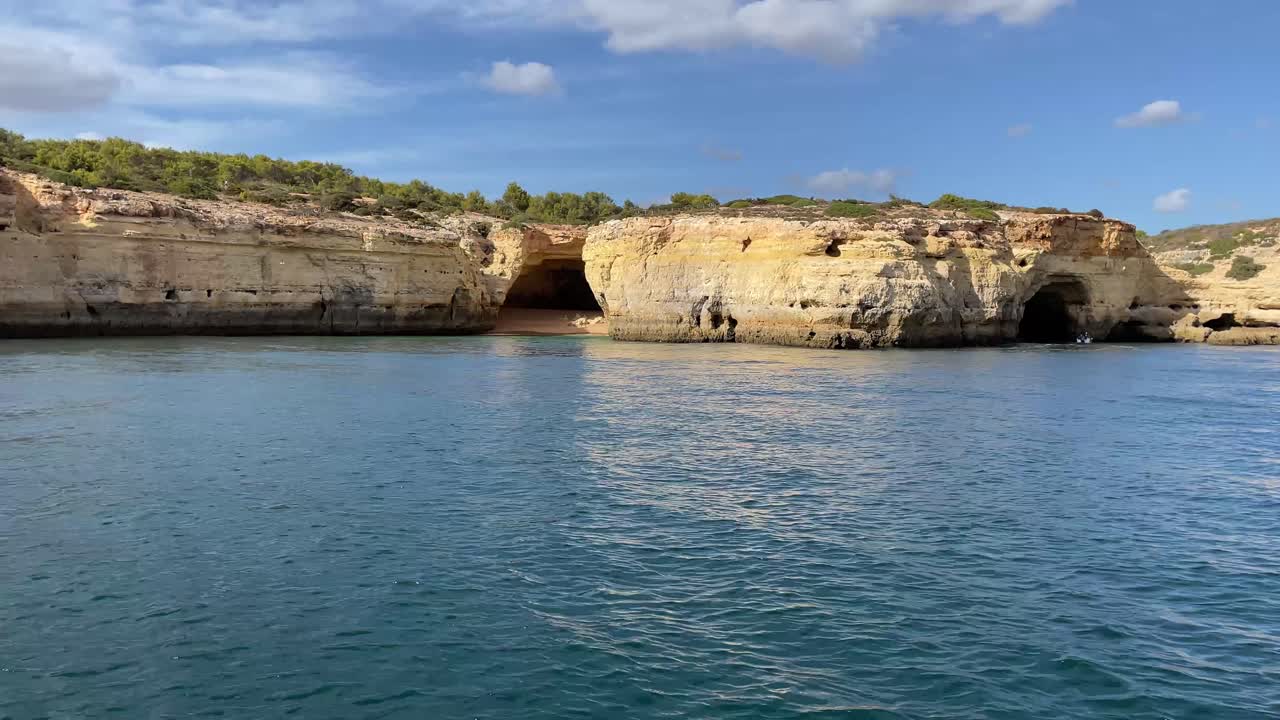 Grotte marine lungo la costa del Portogallo, vista da una barca in mare.