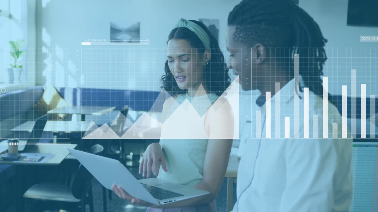 análisis de datos en el portátil, colegas de negocios con gráficos financieros animación