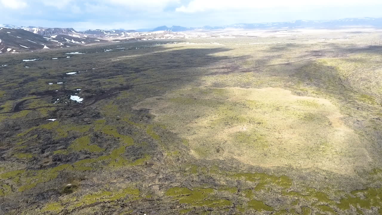 disparo de drones inclinándose hacia arriba del paisaje volcánico de islandia