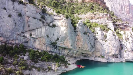 pasarelas de montfalco y congost de mont rebei canyon en cataluña y aragón, norte de españa - vista aérea de kayaks en el río noguera ribagorzana y peligrosas escaleras a lo largo de los acantilados