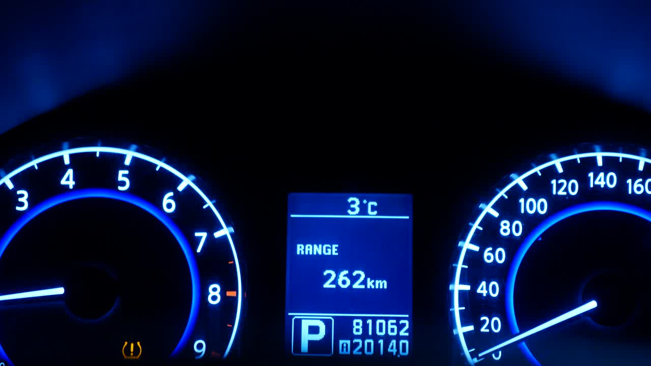 tablero de instrumentos del coche por la noche