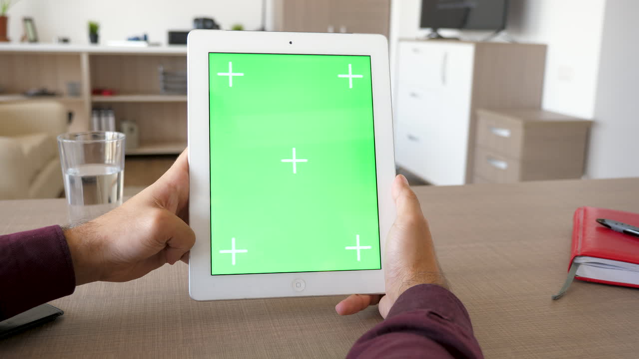 녹색 화면이 있는 태블릿