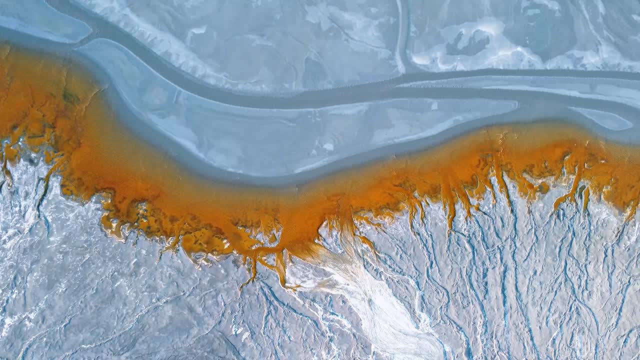 texturas coloridas en el terreno arenoso en el sitio de la mina en huelva