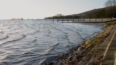 Cheddar-Reservoir,-Somerset-Mit-Plätscherndem-Wasser