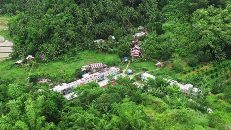 comunidad de sitio kanse rodeada de bosques verdes en el municipio de san bernardo en leyte, filipinas