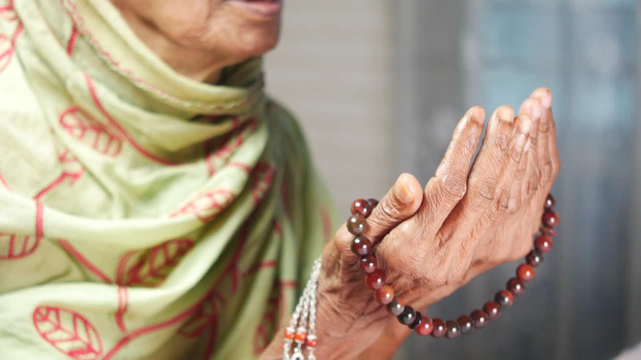 라마단 에서 손 으로 기도 하는 고령 여성 들 의 클로즈업