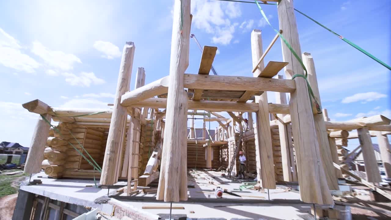 cabaña de madera en construcción
