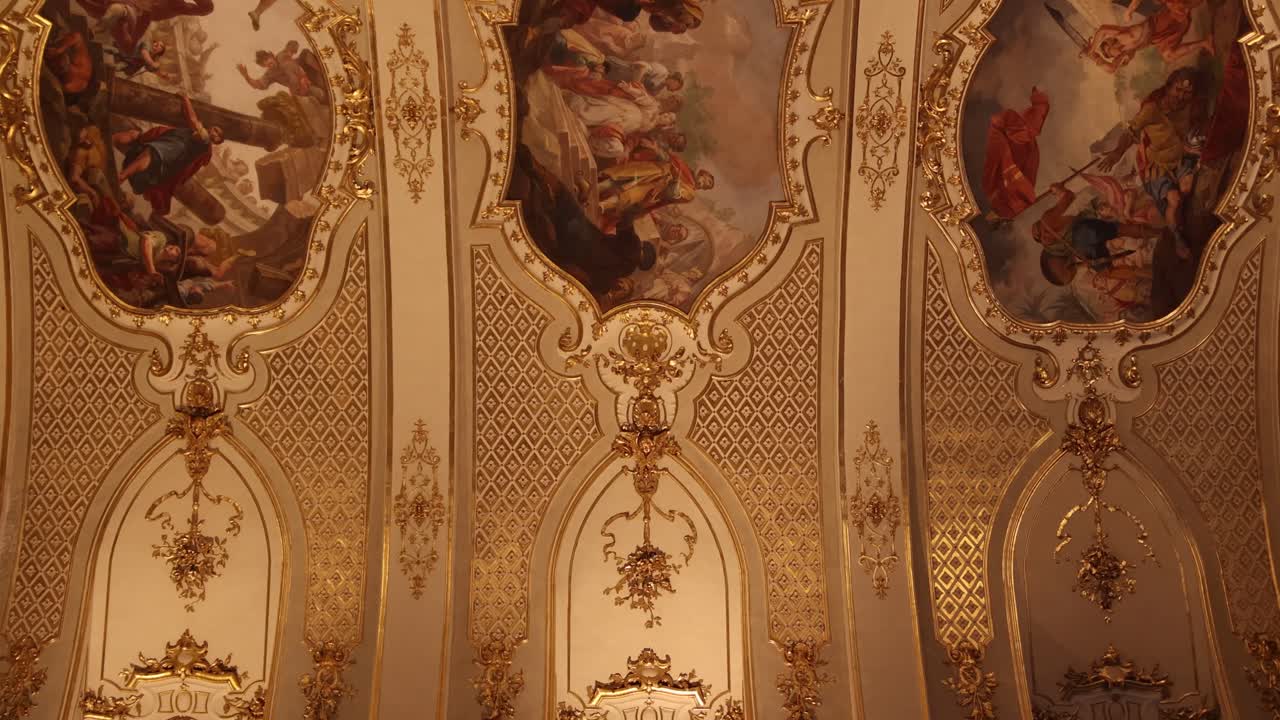 Bergamo, Italia - Soffitto barocco dorato della Basilica di Santa Maria Maggiore