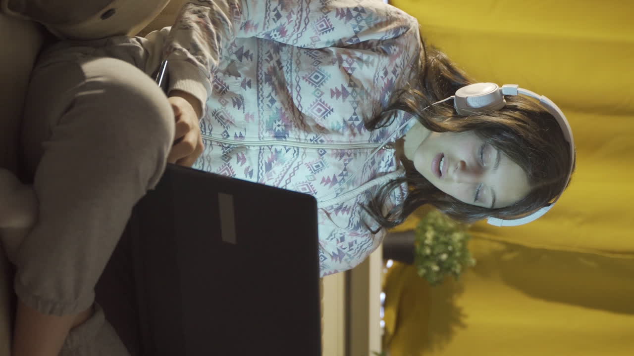 video vertical de un estudiante masculino se enoja cuando ve malos resultados del examen en la computadora portátil.